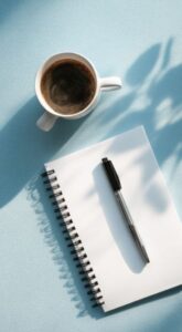 Πρωινός καφές με σημειωματάριο, μια μικρή παύση για γραφή.